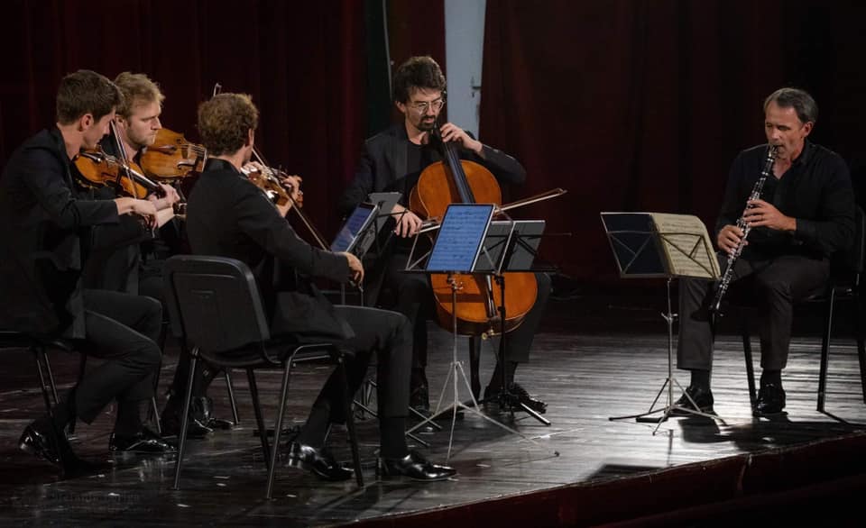 concert quatuor agate on scene playing with other musician