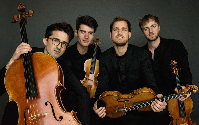 photo-members-of-quatuor-agate-holding-instruments-cello-violin-viola
